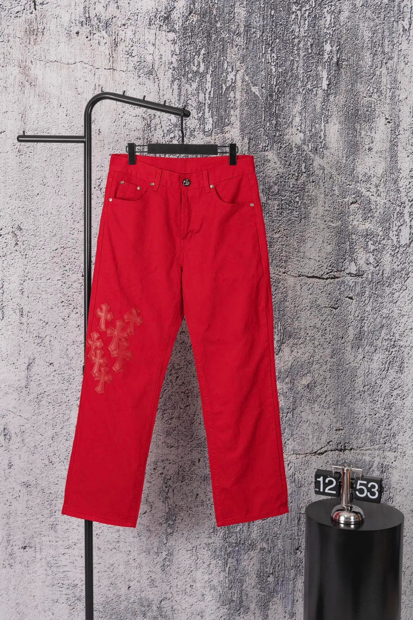 P250 CH Chromehearts Paris-limited red cross-patched leather red jeans, priced at 34W, patched with cross-patterns, washed jeans! ! An absolutely high-end luxury product, a 1.9W-level god-level single product, a super popular product, made by top heavy industry, a magic weapon that cannot be missed! [About Zangyin] This is an extremely luxurious fashion brand that can also be called the aristocracy of the high street. It has always been an exclusive brand for some hipsters or rich second generations. Compared with ordinary high streets, it is more luxurious and noble. Compared with luxury brands, it is more fashionable and individual. It has always been a brand that I have a special liking for. [Top heavy industry fashion design] Consistently high-street luxury style. Speaking of this style, the Zangyin family and GU family are definitely the leading representative brands. Especially the Zangyin family has really achieved a state-of-the-art effect in creating high-street style. The unique washed material is used to create this style. The color system is already quite eye-catching. After it is decorated with patchwork cross flowers, it cleverly highlights the charm of the brand. Secondly, this style uses classic The high-waist cutting design highlights the long legs and fashionable temperament of the upper body. The brand is highly recognizable and the slim fit configuration is more suitable for daily wear. It is a product that interprets personality, fashion, and specifications at a glance. This single product is enough to make any fan excited. It can be a white T-shirt for a youthful college style, or a tight suspender for a royal style. It has strong matching ability and can be easily controlled by men.  [Materials and craftsmanship] Needless to say, this point goes without saying. As an excellent craftsman brand, Zangyin’s requirements for details and craftsmanship are really perfect. The washed color of this model has gone through so many processes, not to mention the embellishment of denim appliques. It is also purely hand-made and sewn. Just like what they believe in, only hand-made things have soul and have the meaning of wear. A top-notch heavy-duty fashionable denim item, I look forward to your perfect interpretation! !  Color: red Size: 28-34